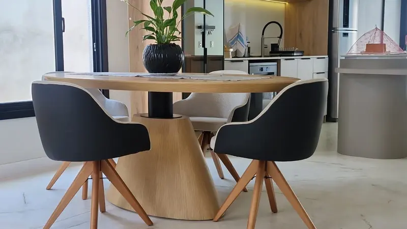 Ambiente comercial com mesa redonda de madeira e poltronas
