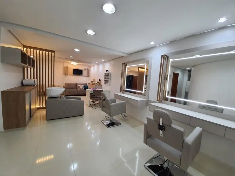 Espaço comercial com recepção, cadeiras de atendimento e espelhos
