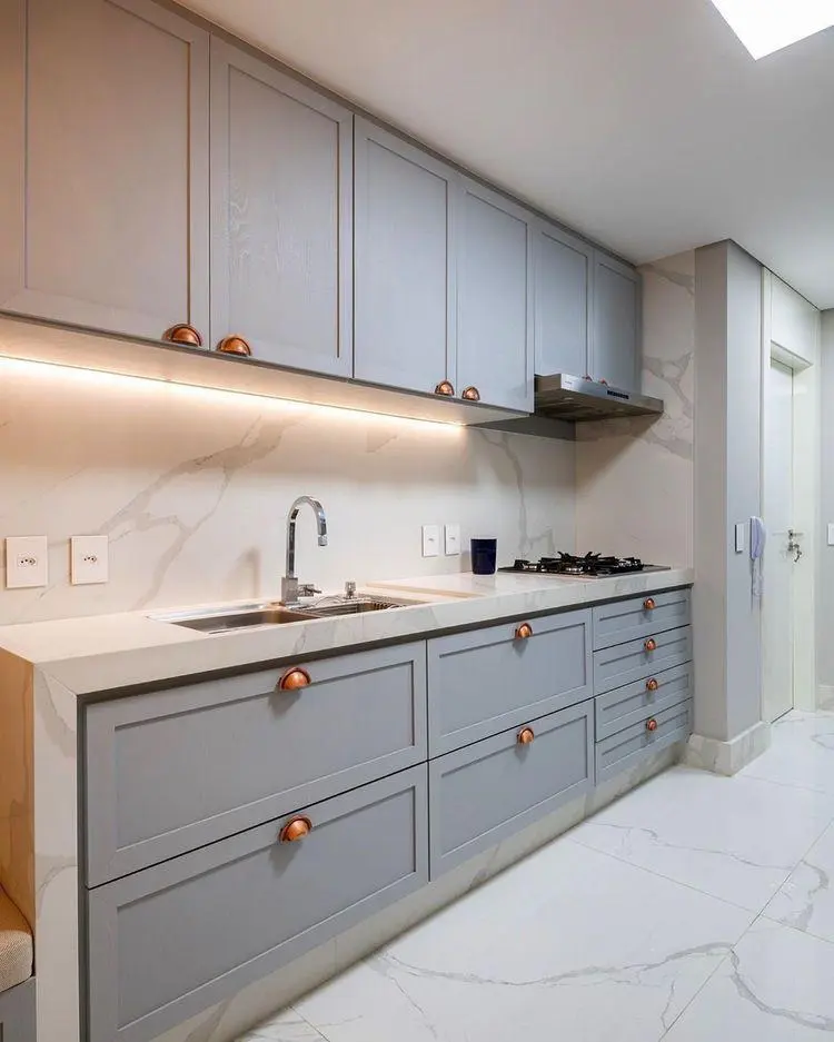 Cozinha com portas cinza em estilo provençal e tampo claro