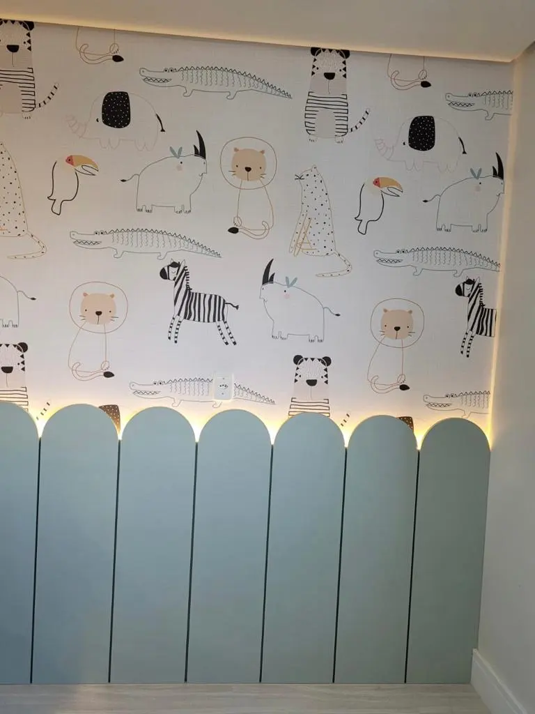 Quarto de bebê com cabeceira estofada em arcos e berço
