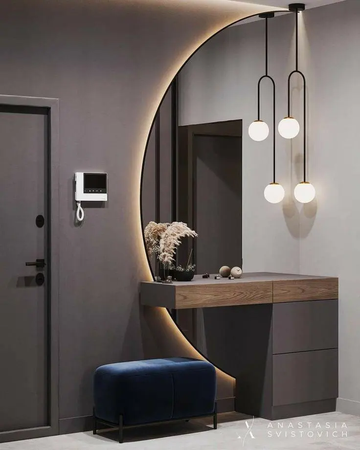 Hall de entrada com aparador, painel em meia-lua iluminado e pendentes